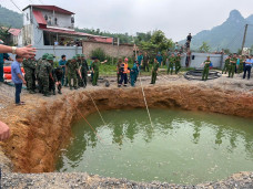 Bơm nước tìm người và xe rơi xuống 'hố tử thần' ở Bắc Kạn