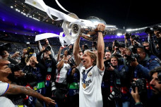 Luka Modric tuyên bố rời Real Madrid, mang theo kỷ lục vô tiền khoáng hậu