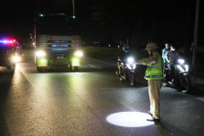 CSGT Hà Nội xử phạt nhiều xe quá tải hoạt động về đêm