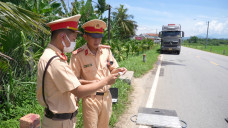 Công an Quảng Ngãi xử phạt nghiêm xe 3 đầu kéo, ô tô tải chở cát quá tải