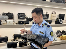 Túi, ví giống đồ hiệu Hermès, Chanel, Gucci giá siêu rẻ tại trung tâm Đà Nẵng