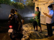 Di dời gấp nhiều hộ dân khỏi khu tập thể nguy hiểm bậc nhất Hà Nội trước khi bão về