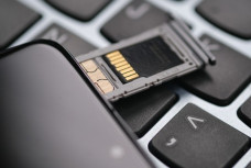 Khe cắm microSD tưởng chừng bị khai tử bất ngờ “comeback” smartphone?