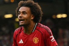 Amorim cho Zirkzee đá đủ 90 phút: Fan MU gọi là "tội ác", đòi đuổi ngay tháng 1