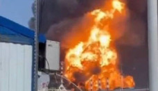 UAV Ukraine tấn công, nhà máy lọc dầu Nga cháy 3 ngày chưa dập được