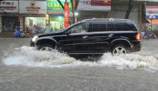 'Gánh' lượng mưa lớn nhất từ đầu mùa, gần 40 tuyến phố Hà Nội ngập