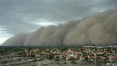 Cận cảnh “bức tường bụi" khổng lồ ập xuống thành phố Mỹ, bầu trời tối sầm