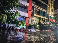 24 giờ mất điện, nước: Hàng trăm hộ dân ở 'làng' biệt thự triệu đô Hà Nội thắp đèn dầu, loay hoay 'chạy' ngập