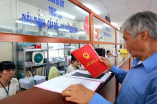 Vì sao Hà Nội yêu cầu photo sổ đỏ khiến người dân bức xúc?