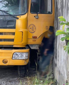 Tài xế bị xe tải mình vừa điều khiển ép tử vong