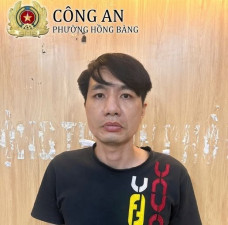 Bực tức bị xử phạt, gã thanh niên phá hoại xe CSGT