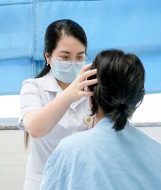 Người phụ nữ 29 tuổi ở Hà Nội nhập viện gấp sau khi tẩy nốt ruồi ở chỗ người quen