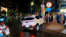 Ô tô tông liên hoàn xe máy, 2 người thương vong