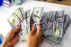 Vì sao tỉ giá tại Việt Nam tăng nhanh dù đồng USD quốc tế mất giá?