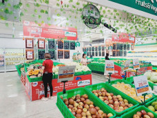Giữa bão số 10, siêu thị tung gói bình ổn giá, giảm đến 33%