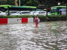 Vì sao Hà Nội hứng mưa lớn kinh hoàng?