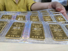 Giá vàng miếng SJC lên 143,6 triệu đồng/lượng, cửa hàng vàng ra thông báo quan trọng