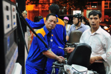 Giá xăng tăng, dầu giảm