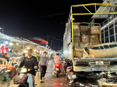 Chợ hoa lớn nhất Hà Nội cận 20/10: Tiểu thương gần như không có thời gian ngủ