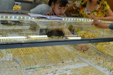 Giá vàng hôm nay 20-10: Vừa mở cửa đã giảm rất mạnh