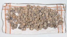 Dò kim loại, người đàn ông đào được kho báu chứa toàn vàng, bạc