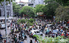 Khách đổ về đông nghẹt quanh Nhà thờ Lớn để chụp ảnh, xếp hàng mua xôi cốm