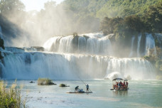 Vẻ đẹp tiên cảnh của thác Bản Giốc vào thu