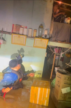 Nước lũ dâng cao, người dân Đà Nẵng liên tục cầu cứu trong đêm Nước lũ dâng cao, người dân Đà Nẵng liên tục cầu cứu trong đêm