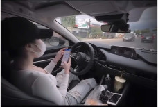 Xác minh clip cô gái thả 2 tay, lướt điện thoại khi lái ô tô Xác minh clip cô gái thả 2 tay, lướt điện thoại khi lái ô tô