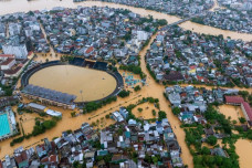 Cảnh tượng 'xứ Huế thơ mộng' giữa bốn bề biển nước nhìn từ trên cao