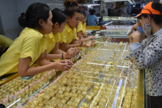 Giá vàng hôm nay 4-11: Tiếp tục giảm mạnh