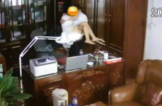 Sở GD-ĐT Ninh Bình vào cuộc vụ clip lãnh đạo trường THPT "thân mật" với nhiều phụ nữ