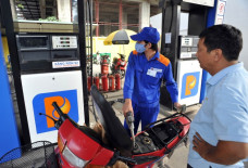 Giá xăng ngày mai dự báo tiếp tục giảm thêm