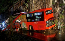 Sạt lở núi đè ôtô khách ở Khánh Hòa, 6 người chết