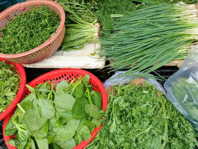 Hành lá, rau gia vị đắt hơn nhiều loại thịt