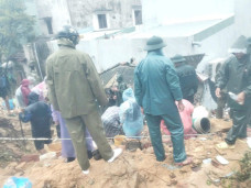 Sạt lở núi cuốn sập nhà dân ở Gia Lai, 2 người cao tuổi bị vùi lấp