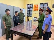 Ra tay với học sinh cùng trường với con, một phụ huynh bị bắt