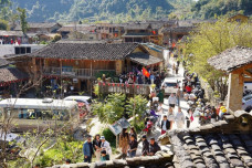 Du khách đông nghịt tại Lô Lô Chải, xếp hàng cả tiếng để chụp ảnh ngày cuối tuần