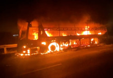 Ôtô chở hơn 20 người cháy trên cao tốc TP HCM - Trung Lương