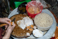 Quán bánh cuốn đêm gần 40 năm trong ngõ nhỏ Hà Nội