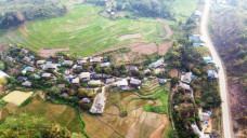 Ngắm những nếp nhà sàn nguyên sơ của người Mường ở làng du lịch