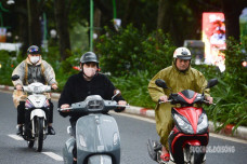 Miền Bắc chuyển mưa rét, bão số 15 đứng im trên Biển Đông