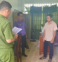 Bắt, khám xét nơi làm việc một cán bộ Ủy ban MTTQ VN xã chiếm đoạt 500 triệu đồng tiền cứu trợ lũ