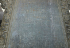 Văn bia lăng vua triều Nguyễn bị khắc chữ trái phép