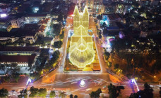 Khách đổ đến check in Nhà thờ Đức Bà lúc lên đèn