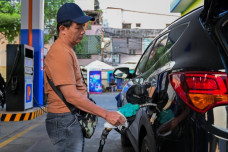 Giá xăng ngày mai dự báo quay đầu giảm sâu