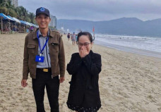 Nhân viên bãi biển Đà Nẵng dùng máy dò kim loại, tìm ra nhẫn vàng cho khách