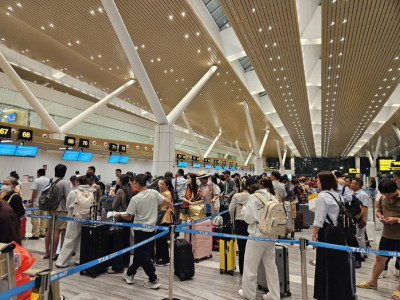 Vé máy bay Tết cạn nhanh, nhiều người chấp nhận bay đêm dù giá cao chót vót