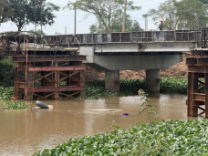 Xe quá tải làm sập cầu ở Tây Ninh