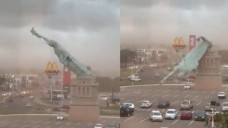 Tượng 'Nữ thần Tự do' sụp đổ trong cơn bão dữ dội